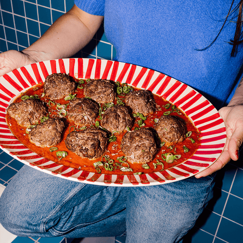 Le plat de présentation, en rouge carmin - Atma Kitchenware