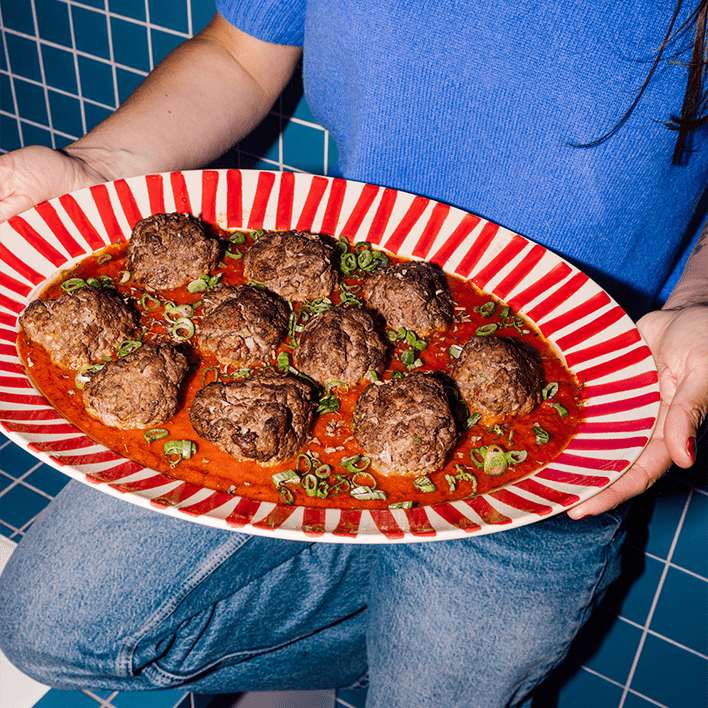 Le plat de présentation, en rouge carmin - Atma Kitchenware