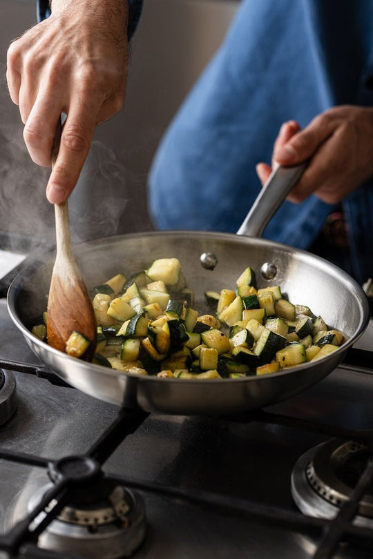 Comment cuire des courgettes à la poêle ? - Atma Kitchenware