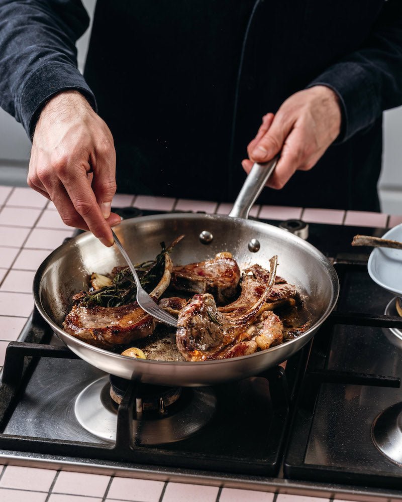 Comment déglacer une poêle en inox ? - Atma Kitchenware