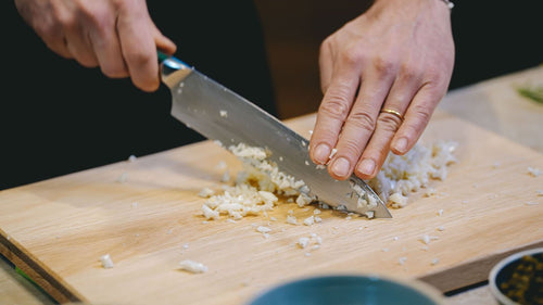 Comment entretenir sa planche à découper en bois ? - Atma Kitchenware