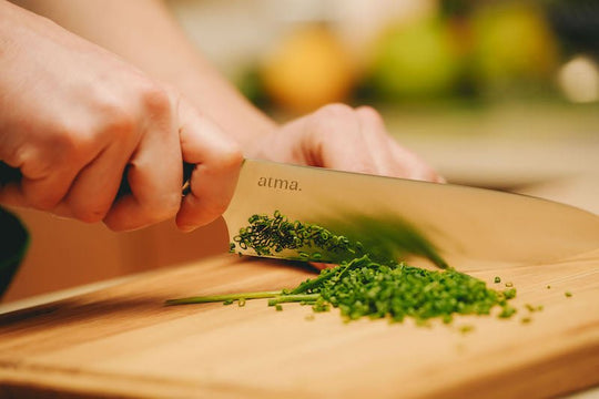 Quel couteau choisir entre un couteau de chef et un santoku ? - atmakitchenware