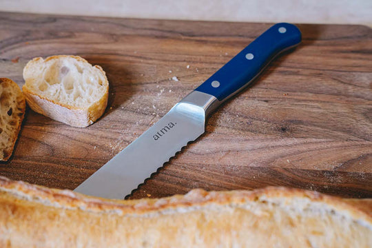 Un bon couteau à pain : pourquoi est-ce si important ? - atmakitchenware