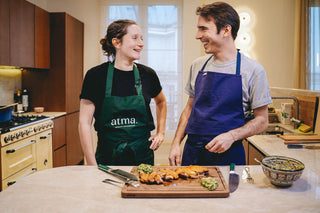 Romain d'Atma et Valentine préparent une sauce Gribiche avec leurs couteaux de cuisine