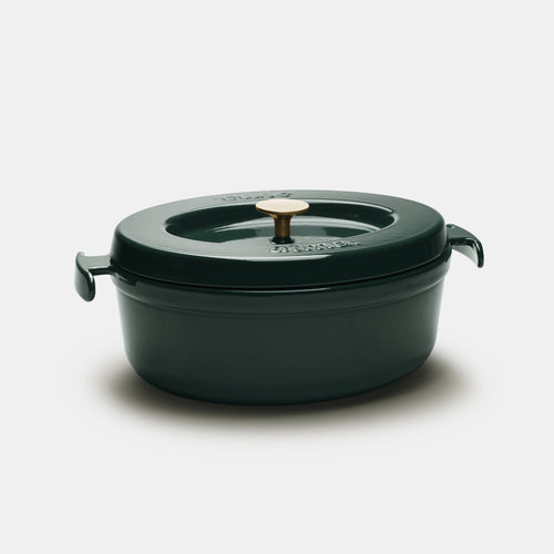 Cocotte en fonte poignée dorée vue de côté