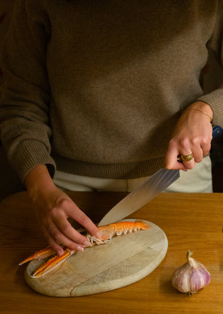 Découpe langoustine avec couteau de cuisine
