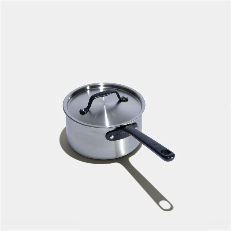 Le trio de casseroles parfaites en inox avec manches noirs
