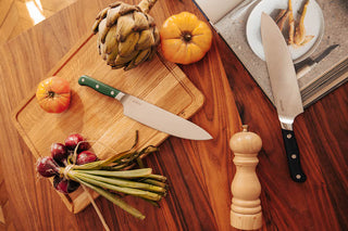 Couteau de cuisine sur planche en bois et recettes
