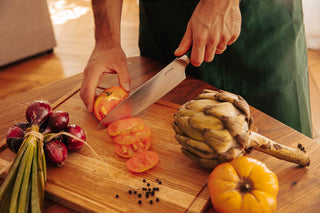 Couteau de chef découpe tomates et oignons rouges