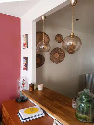 passe plats dans la cuisine de Clara avec lampes plafonnier et paniers décorations accrochés au mur