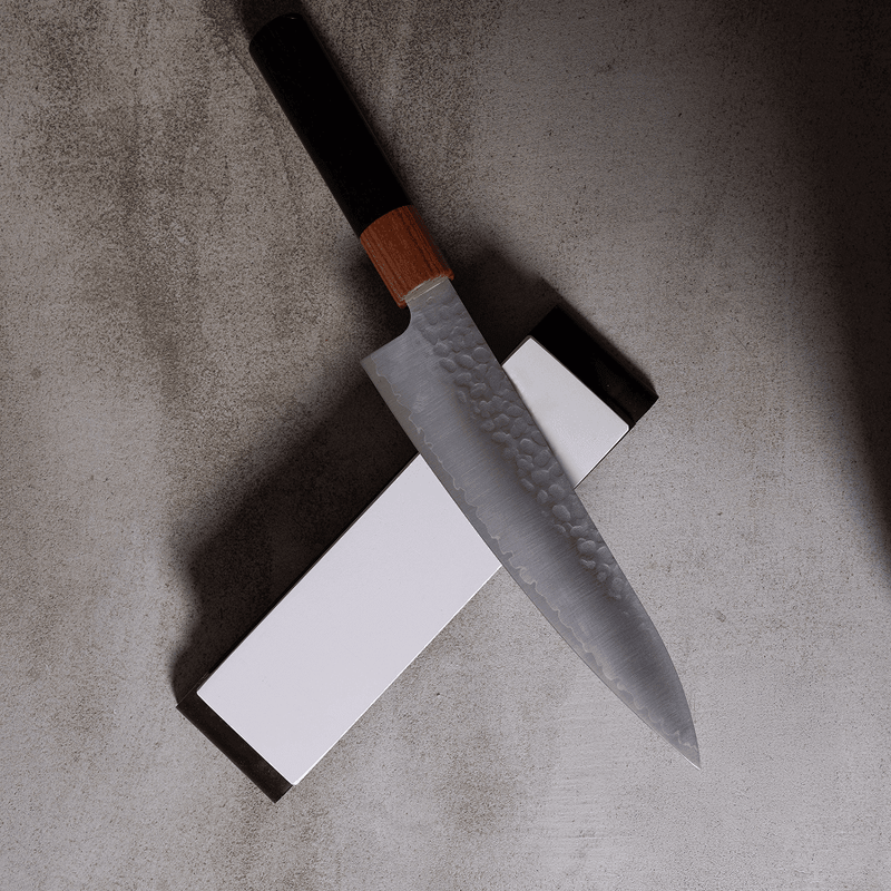 Le Gyuto et sa pierre à aiguiser - Atma Kitchenware