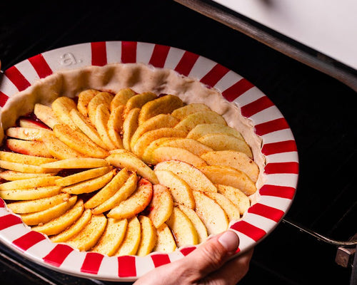 Le plat à tarte, en rouge carmin - Atma Kitchenware