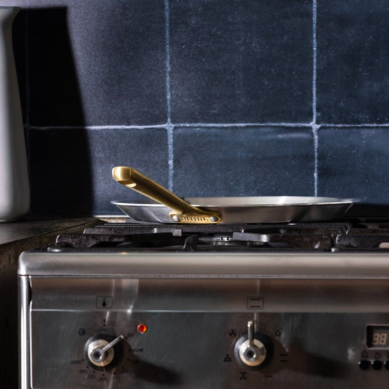 L'indispensable crêpière en inox, manche doré - Atma Kitchenware