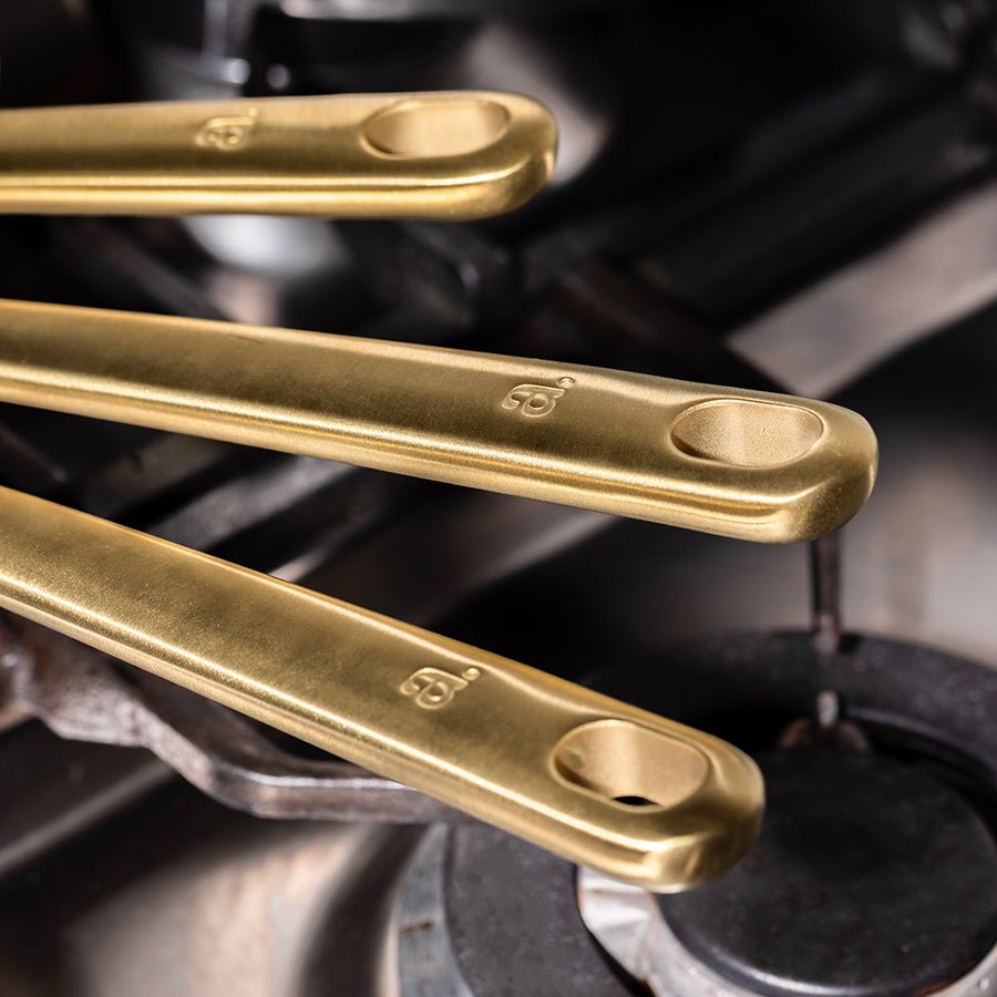 The Wok en inox, manche doré - 28 cm (Édition limitée) - Atma Kitchenware